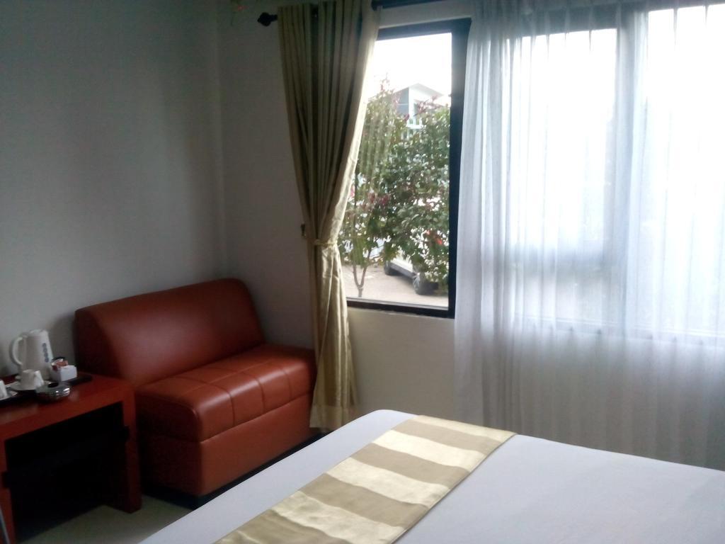 Hotel Grand Karawang Indah Habitación foto